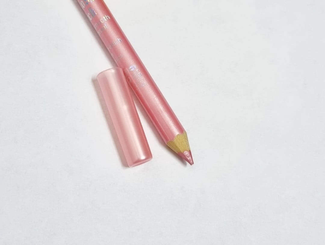 Creion contur buze