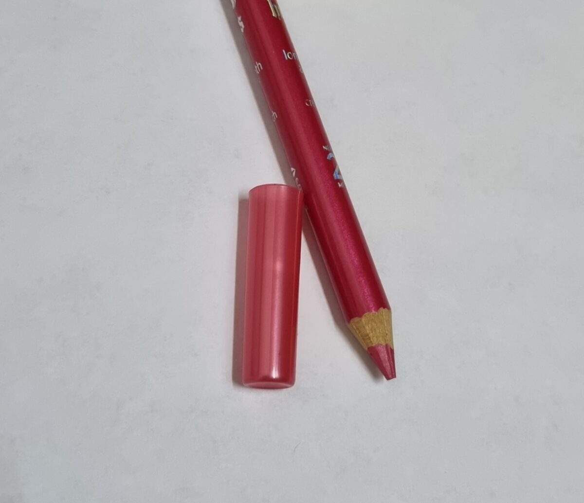 Creion contur buze